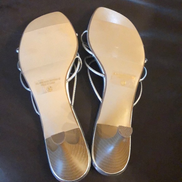 Silver sandals low heel size 10 - Picture 3 of 4